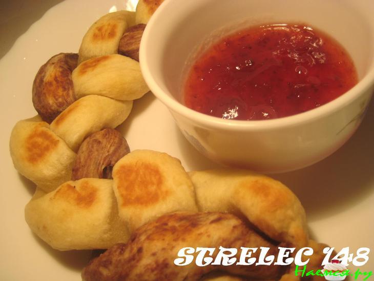 Косичка с какао и клубничным джемом