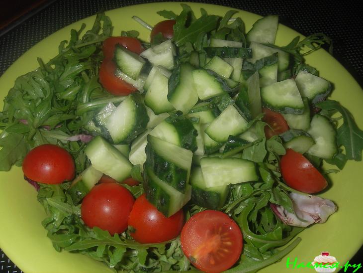 Салат с рукколой и тунцом с медово-горчичной заправкой