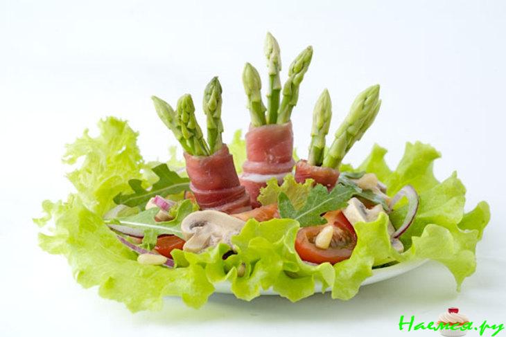 Салат из мини-спаржи с беконом