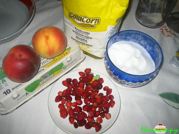 Шарлотка с персиками и земляникой