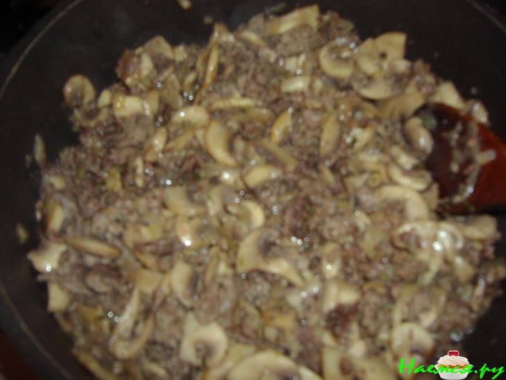 Паста с мясным фаршем и грибами в сметанном соусе
