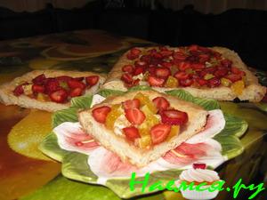 Пирог из быстрого теста с апельсином и клубникой
