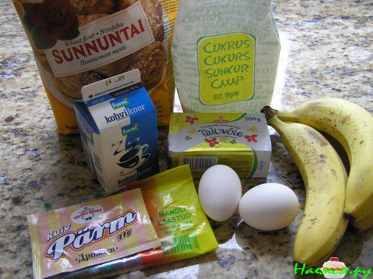 Банановый пирог с миндальной стружкой