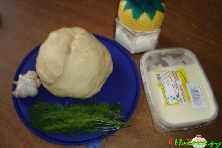 Чесночный дрожжевой батон с укропом