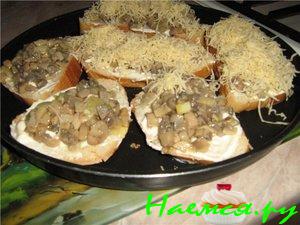 Горячие бутерброды с грибами, луком и сыром Горячие бутерброды с грибами, луком и сыром