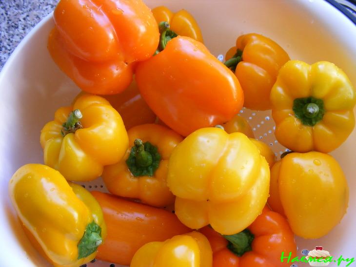 Перец фаршированный рисом и фаршем в сметанно-томатном соусе