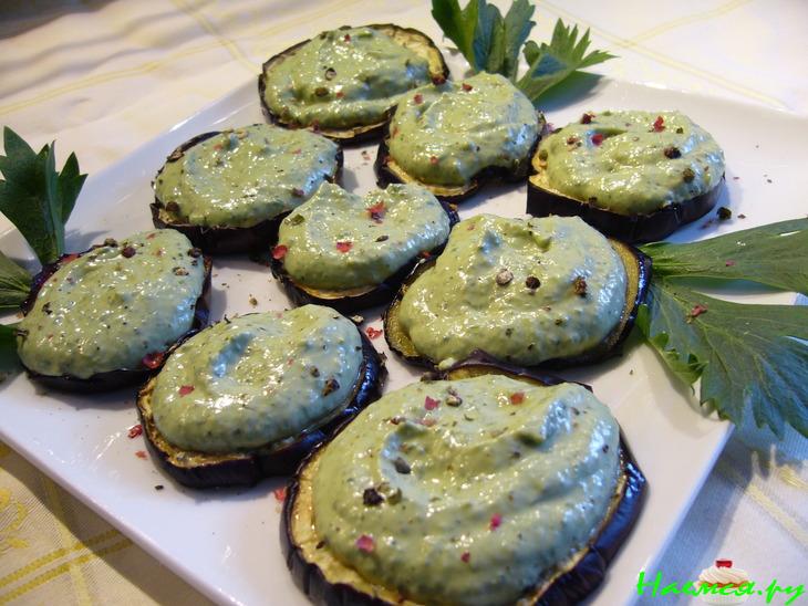 Авокадо-огуречный мусс на баклажановых тостах