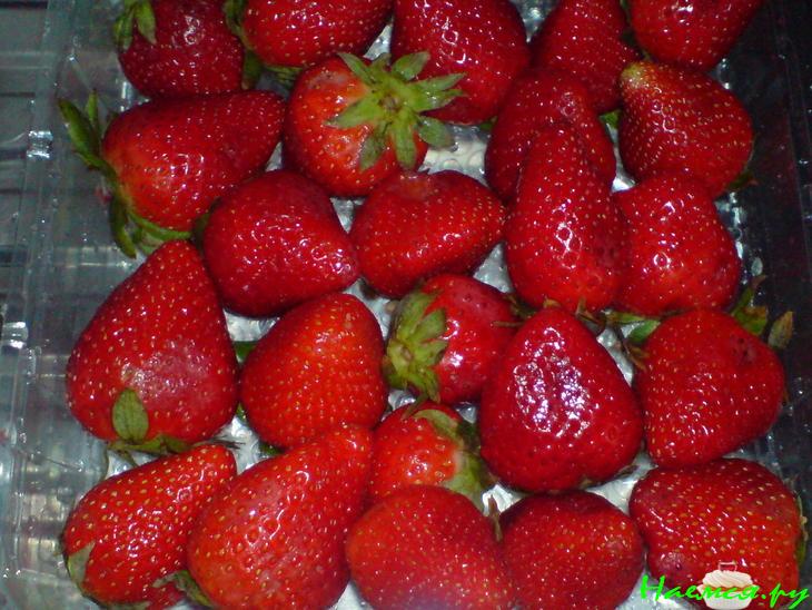 Маффины с 'шапкой' из Маскарпоне и клубничным пюре