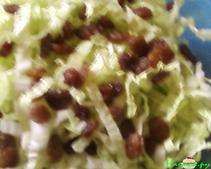 Салат из капусты, граната и изюма