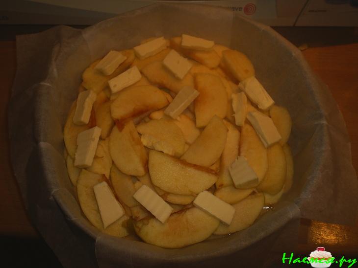 Пирог с яблоками и орехами