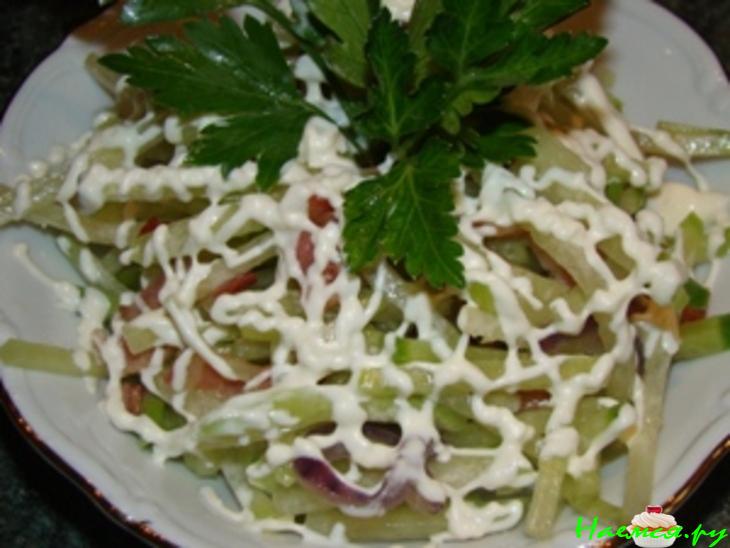 Салат с редькой и беконом