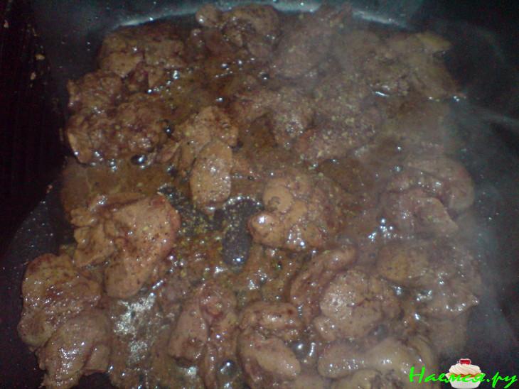 Салат из куриной печени с беконом