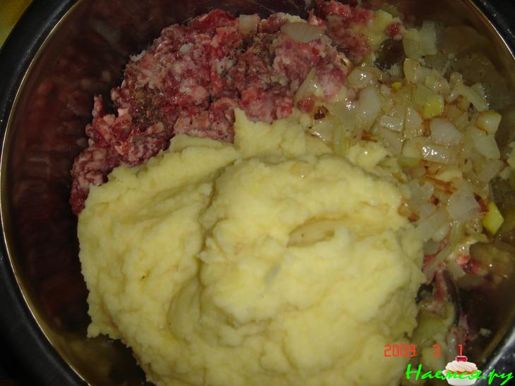 Картофельно-мясные котлеты с нежным грибным соусом.