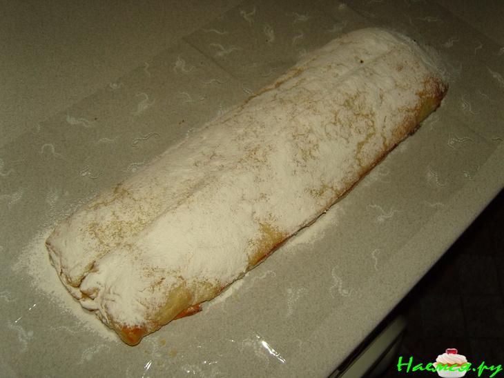 Слоенка с яблоками, изюмом и пудингом