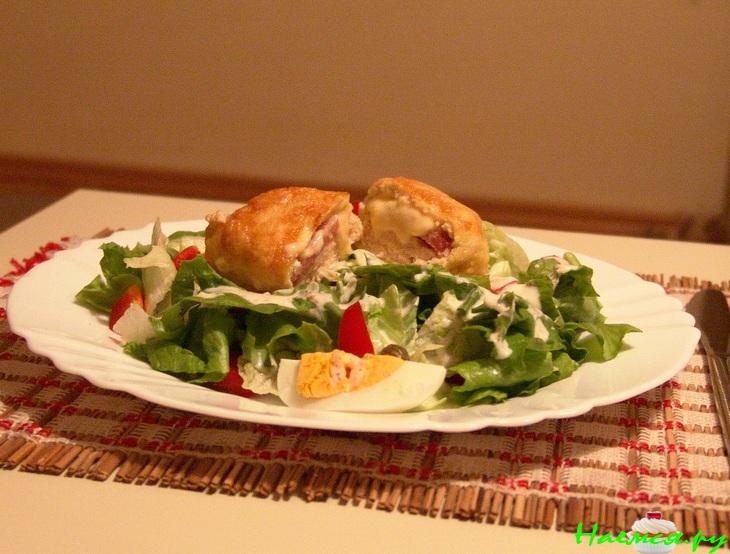 Салат с куриными конвертиками