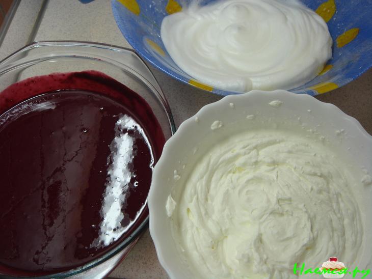 Миндальный торт с муссом из черной смородины Миндальный торт с муссом из черной смородины