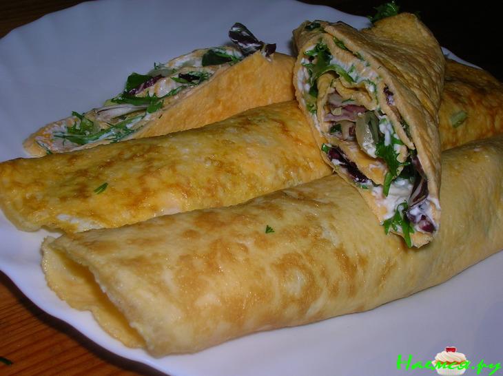 Рулеты-омлеты с творожным сыром и листовым салатом Рулеты-омлеты с творожным сыром и листовым салатом