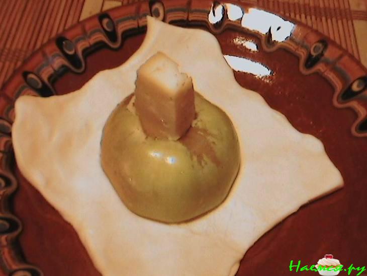 Яблоки с сыром в тесте