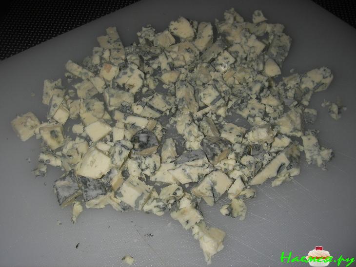 Свинина с шампиньонами и соусом из голубого сыра