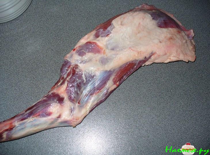 Баранья нога с чесноком и зирой