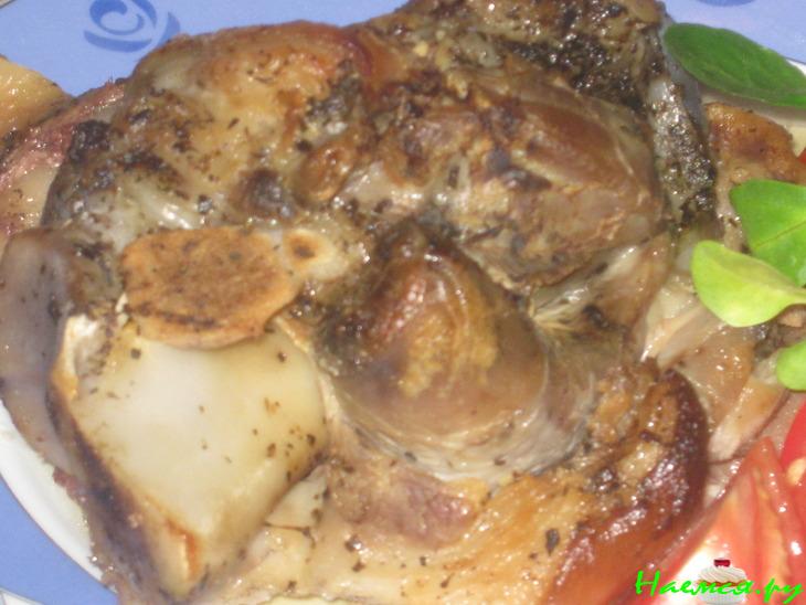 Свиные лытки в винном соусе