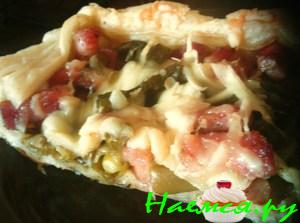 Пирог из слоёного теста с зелёной фасолью и беконом