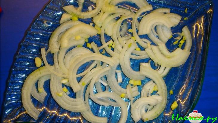 Салат из селедки с помидором, луком и яйцом