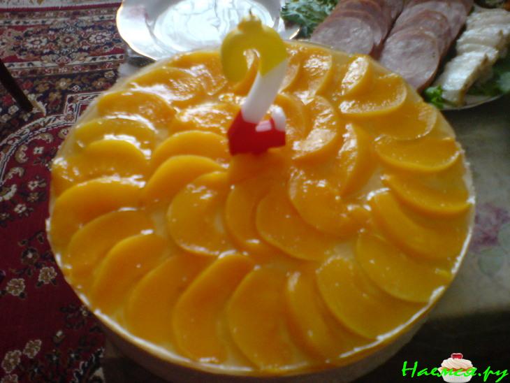 Персиковый бисквитный торт