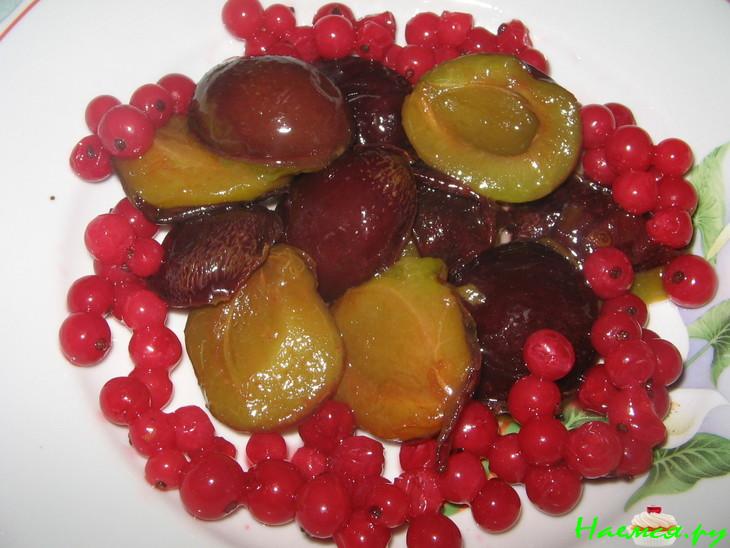 Пирог со сливой и красной смородиной