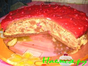 Торт с кремом и ягодной желейной прослойкой Торт с кремом и ягодной желейной прослойкой
