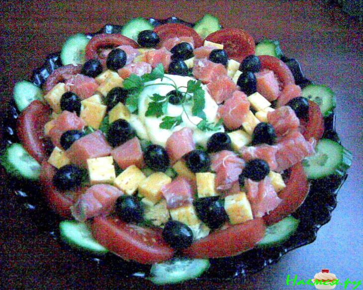 Салат с семгой, сыром, маслинами и овощами Салат с семгой, сыром, маслинами и овощами