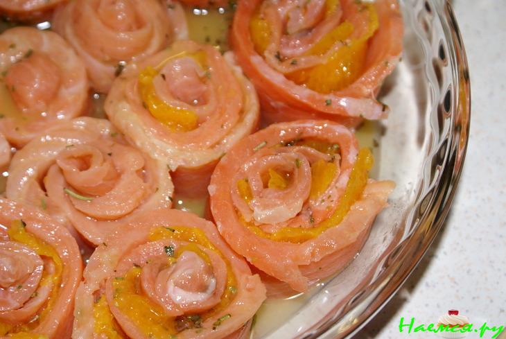 Рулеты-розочки из форели с апельсинами