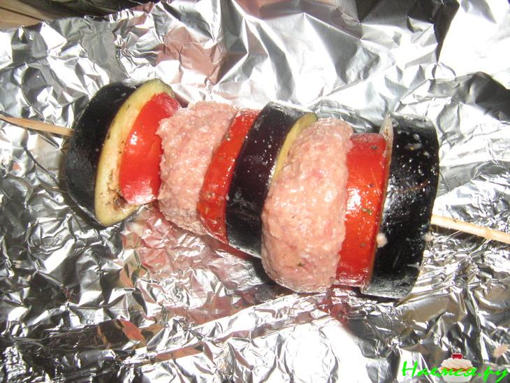 Баклажаны с мясным фаршем на шампуриках 