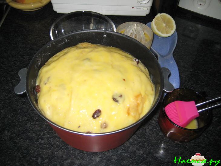 Кулич с курагой, миндалем и изюмом