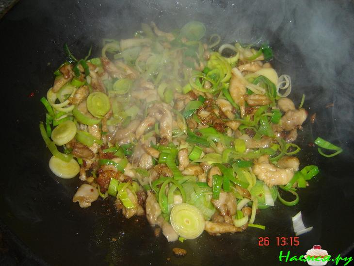 Куриное мяско с пекинской капустой и рисовой лапшой в воке