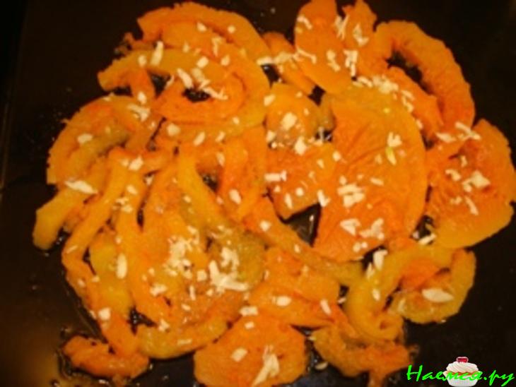 Тыква запеченная с чесноком и сыром
