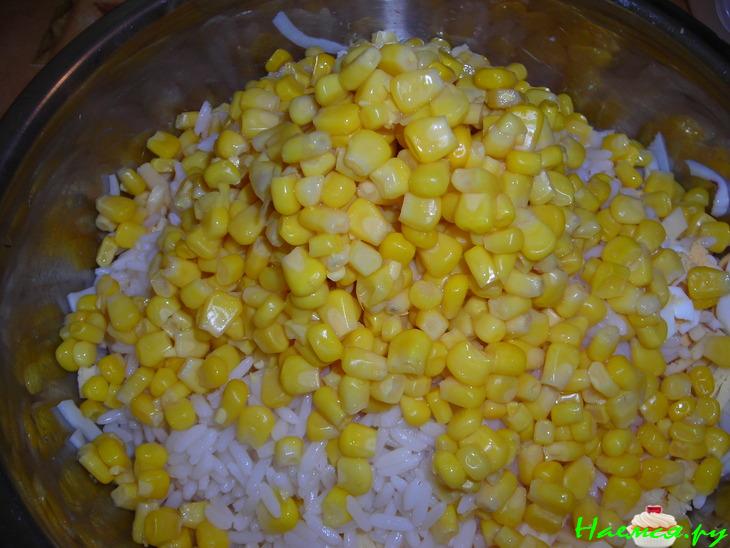 Салат с кальмарами, сыром и кукурузой