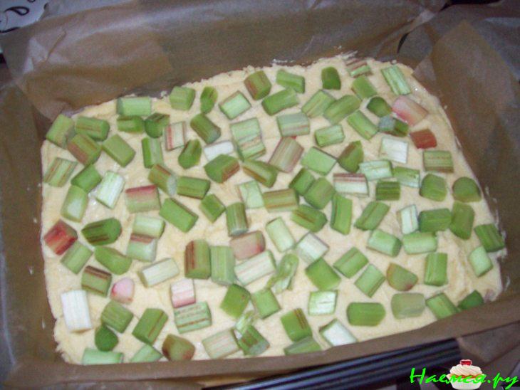 Пирог с ревенем и клубникой