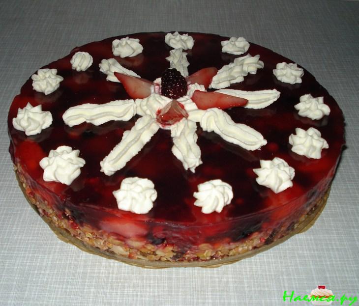 Ягодный торт на корже из мюсли Ягодный торт на корже из мюсли