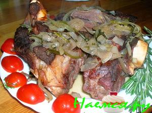 Баранья лопатка с травами в шафранном соусе