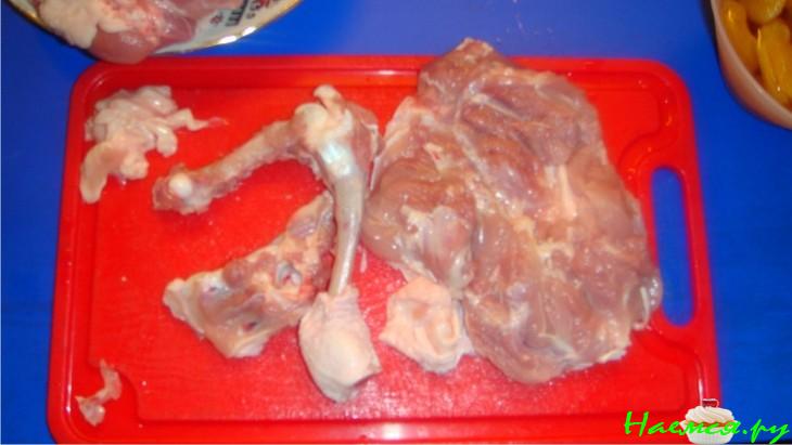 Куриные рулетики из ножек курицы с курагой