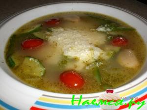 Овощной суп с белой фасолью, соусом песто и сыром пармезан