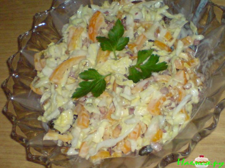 Салат из весенней капусты с паприкой и беконом