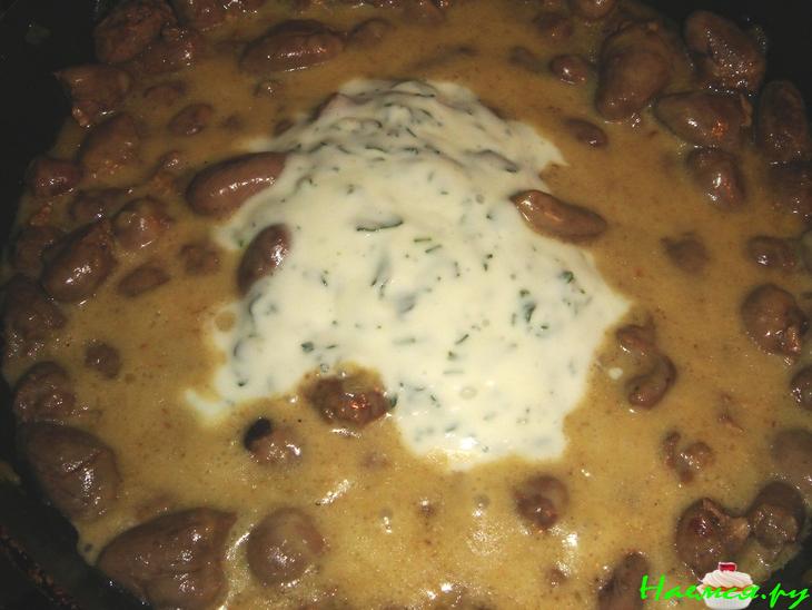 Куриные сердечки в сырном соусе
