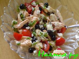 Салат из отварной рыбы и помидорок