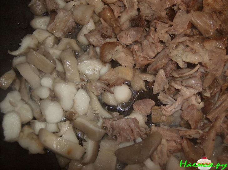 Открытый пирог с уткой и вешенками