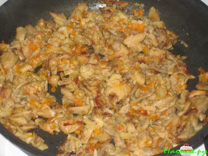 Свиной рулет с грибами и солеными огурцами