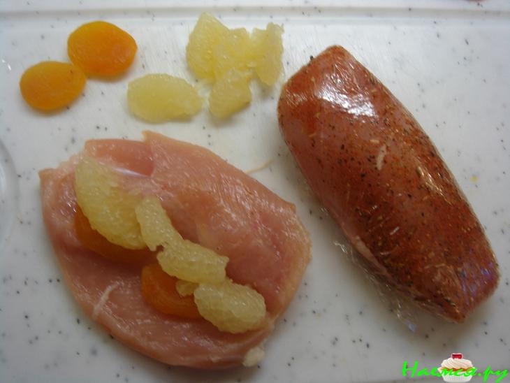 Куриная грудка, фаршированная свити и курагой, приготовленная на пару