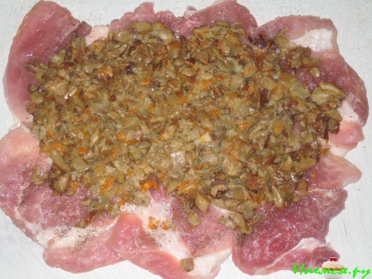 Свиной рулет с грибами и солеными огурцами