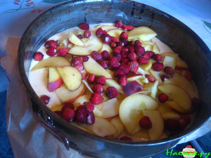 Шарлотка с персиками и земляникой
